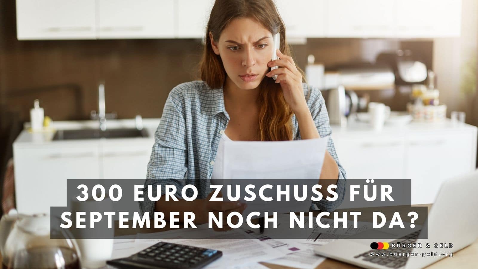 Frau prüft am Küchentisch Dokumente und spricht am Telefon wegen ausstehendem 300-Euro-Mietzuschuss im September; Symbolbild für fehlendes Wohngeld und finanzielle Sorgen.