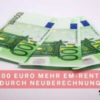 400€ mehr EM-Rente im Monat: Anspruch auf Neuberechnung 4 Drei 100-Euro-Scheine liegen nebeneinander auf einem weißen Hintergrund – symbolisch für finanziellen Zugewinn und höhere Erwerbsminderungsrente.