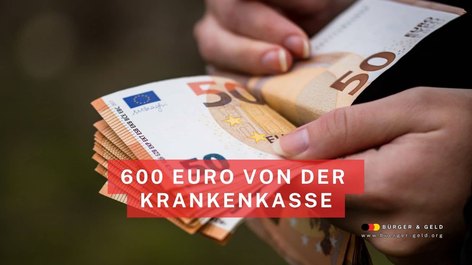 Person hält mehrere 50-Euro-Scheine in der Hand, Symbolbild für Beitragsrückerstattung bis zu 600 Euro durch die Krankenkasse.