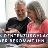 Renten-Plus im September: Wer jetzt bis zu 7,5 Prozent mehr Erwerbsminderungsrente bekommt 4 Älteres Paar sitzt gemeinsam auf einem Sofa und betrachtet einen Laptop, diskutiert offenbar über finanzielle Themen; im Vordergrund Text: „7,5% Rentenzuschlag – Wer bekommt ihn“, unten rechts das Logo von Bürger & Geld.