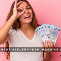 Steueränderungen 2026: 4 wichtige Neuerungen für Arbeitnehmer, Rentner und das Ehrenamt 5 Eine junge Frau in weißem T-Shirt hält mehrere Euro-Geldscheine vor rosa Hintergrund und zeigt eine freudige Geste. Im Bild steht das Thema „5 große Steueränderungen ab 2026“ sowie das Logo von Bürger & Geld.