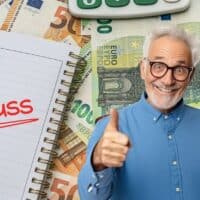 Rentenerhöhung ohne Antrag: So sichern sich Millionen Rentner jetzt automatisch 92 Euro mehr pro Monat 4 otizbuch mit dem Wort „Zuschuss“, Euroscheine, Taschenrechner, Füller und lachender Rentner mit Daumen hoch als Symbol für den Grundrentenzuschlag ohne Antrag.