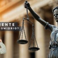 Rentner-Bonus von 2.000 Euro auf der Kippe: Verfassungswidrig – oder dringend nötig? 6 Statue der Justitia mit Waage vor einem Gerichtsgebäude, daneben ein Mann mit erhobenem Finger; Text: „Aktivrente – Verfassungswidrig?“ sowie das Logo von Bürger & Geld.