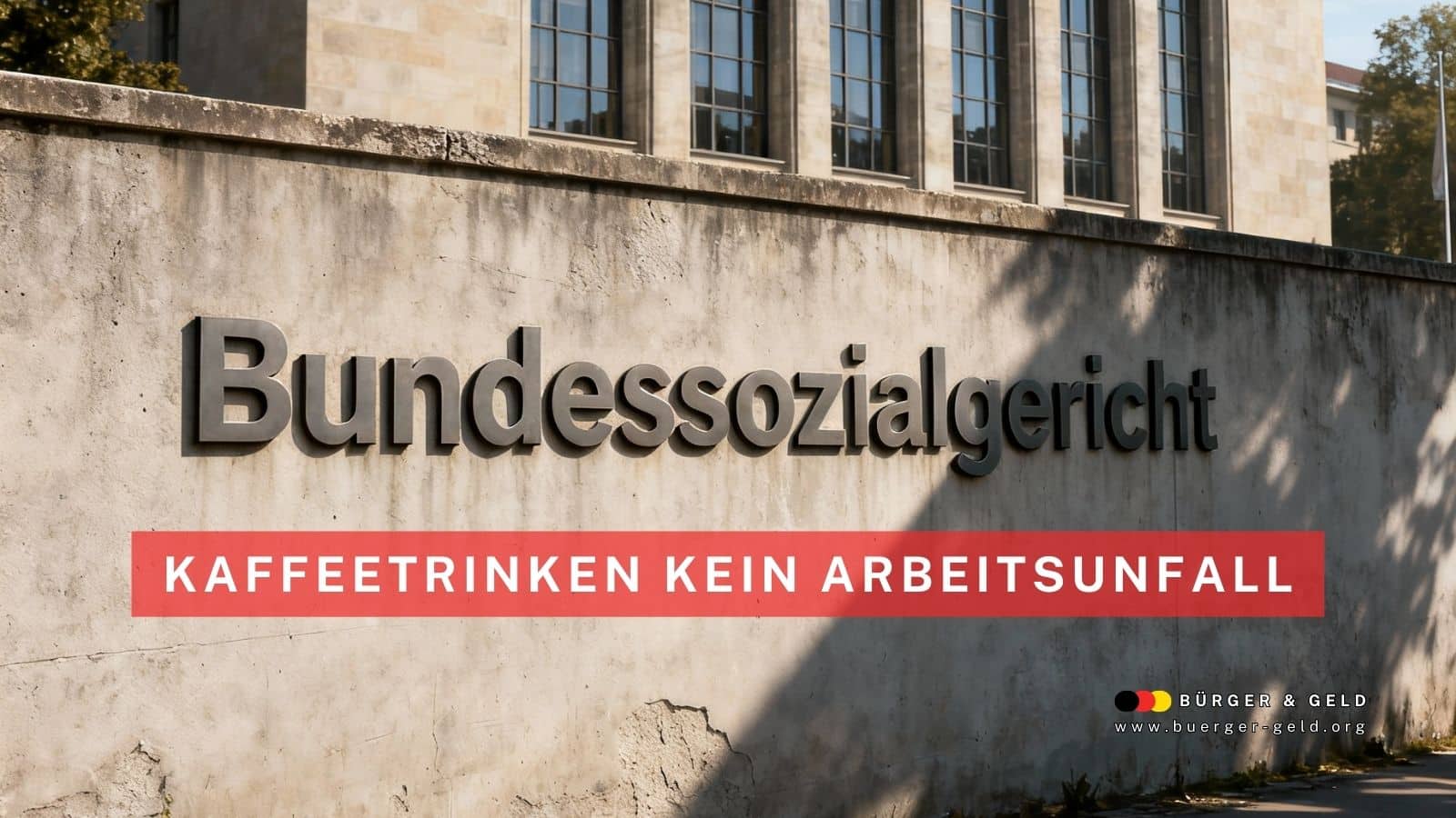 Fotorealistisches Bild des Bundessozialgerichts in Kassel; im Vordergrund eine Mauer mit der Aufschrift „Bundessozialgericht“ und dem Hinweis „Kaffeetrinken kein Arbeitsunfall“.