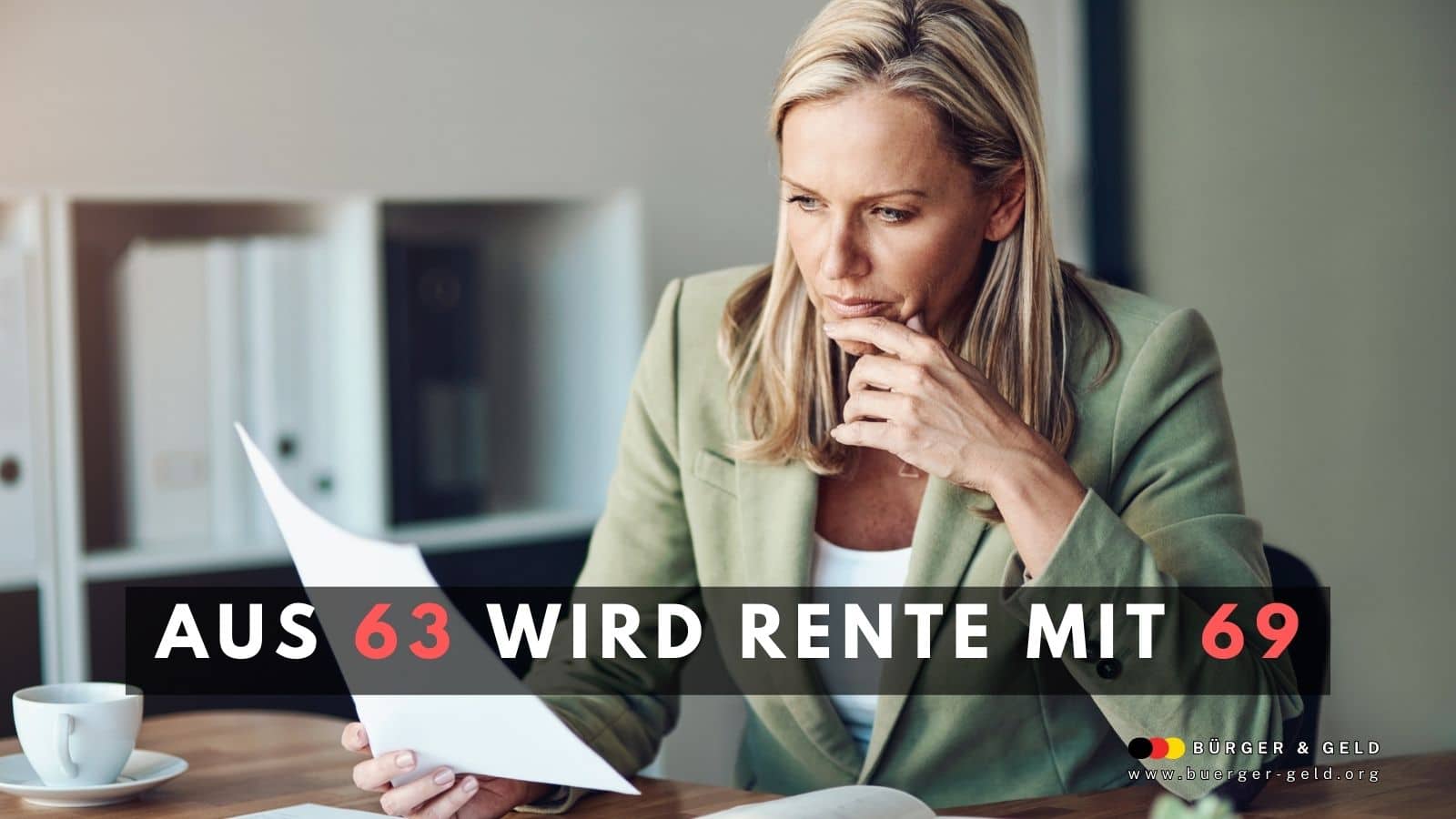 Frau im Büro liest nachdenklich ein Rentendokument; Text auf dem Bild: „Aus 63 wird Rente mit 69“ – Diskussion um Rentenreform in Deutschland, präsentiert von Bürger & Geld.