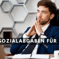Sie trifft es 2026 hart: Warum Spitzenverdiener bald deutlich mehr Sozialabgaben zahlen sollen 5 Geschäftsmann im Anzug sitzt nachdenklich im modernen Büro, im Vordergrund steht der Schriftzug „Mehr Sozialabgaben für Reiche“ – Symbolbild für höhere Abgaben für Besserverdienende.