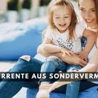 Sondervermögen zahlt Mütterrente: So werden Kindererziehungszeiten endlich gewürdigt 4 Eine Mutter sitzt mit ihrer Tochter auf einem blauen Sitzsack im Freien, beide tragen legere Kleidung und wirken entspannt. Im Bildvordergrund steht in weißer Schrift: "Mütterrente aus Sondervermögen". Im unteren rechten Bildbereich befindet sich das Logo von "Bürger & Geld" mit Webadresse.