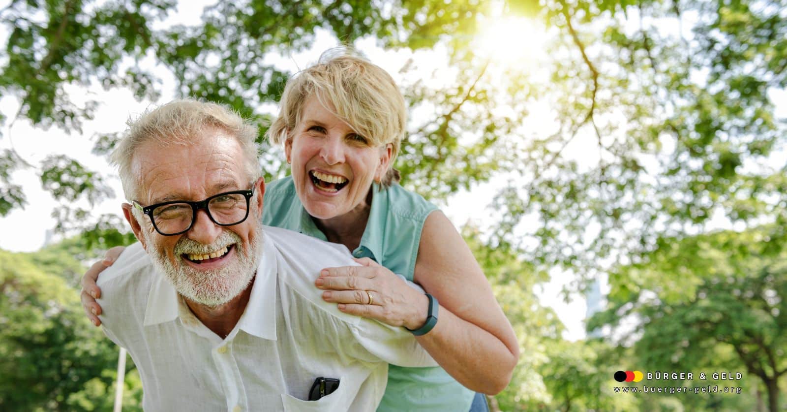 Glückliches Seniorenpaar genießt gemeinsam den Ruhestand im sonnigen Park, symbolisch für einen gelungenen Rentenstart ab September 2025.