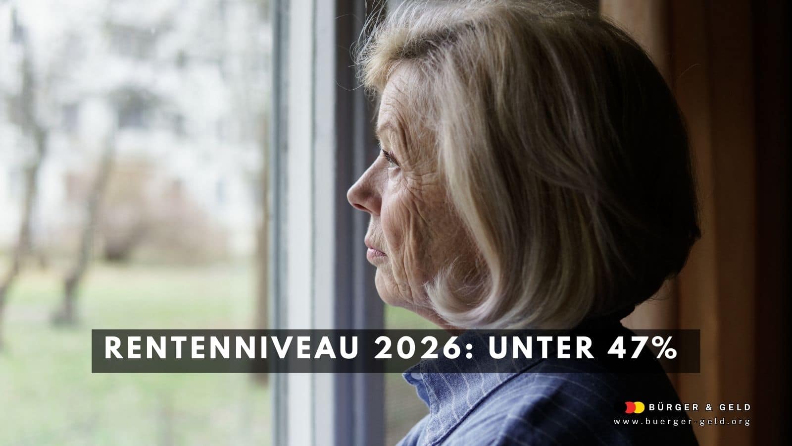Ältere Frau blickt nachdenklich aus dem Fenster, Symbolbild für finanzielle Unsicherheit und sinkendes Rentenniveau in Deutschland 2026.