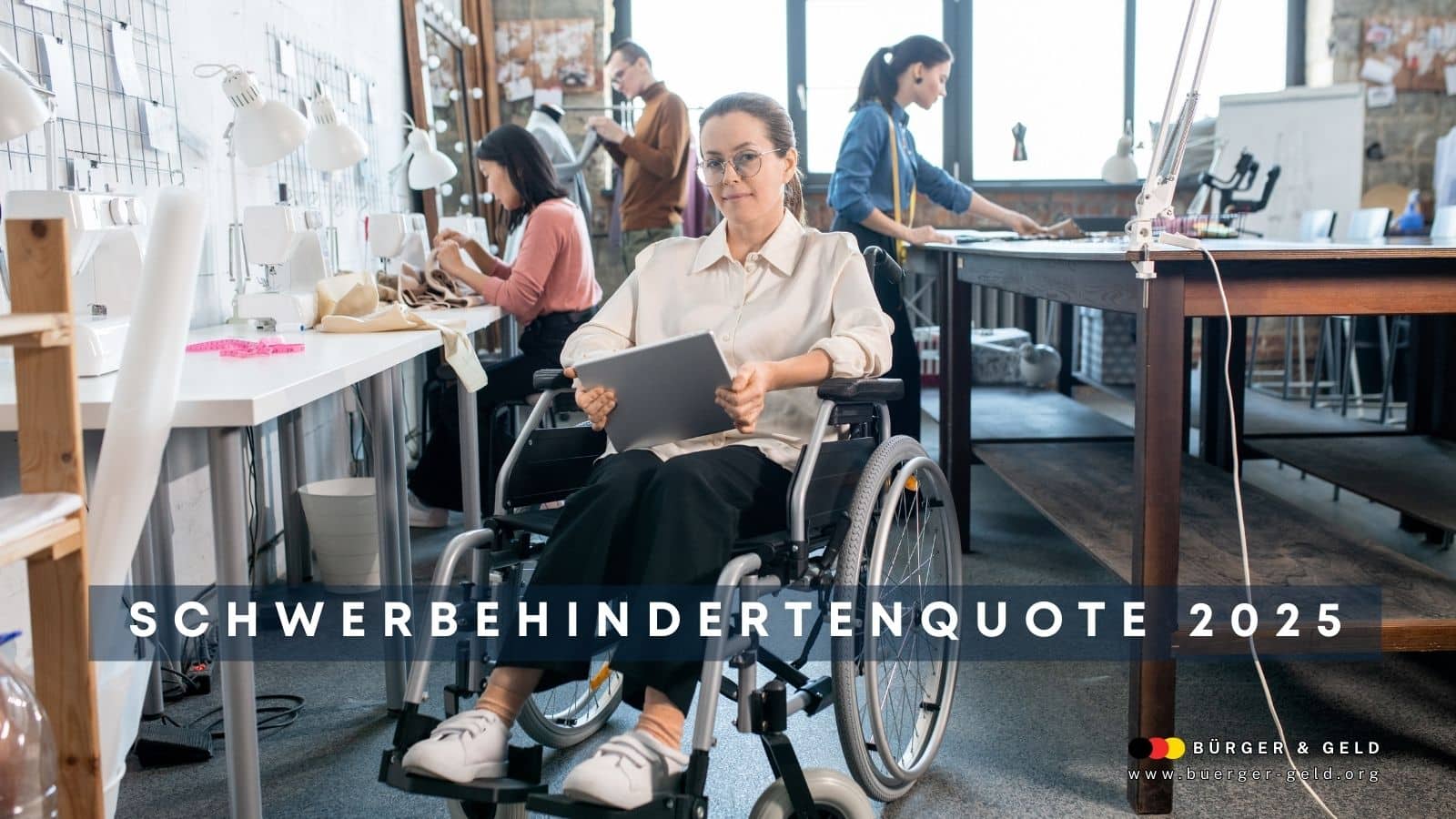 Mitarbeiterin im Rollstuhl arbeitet mit Tablet in einem modernen Kreativbüro, mehrere Kolleginnen und Kollegen nähen und arbeiten im Hintergrund – Symbolbild für Inklusion und Schwerbehindertenquote 2025 in Unternehmen.