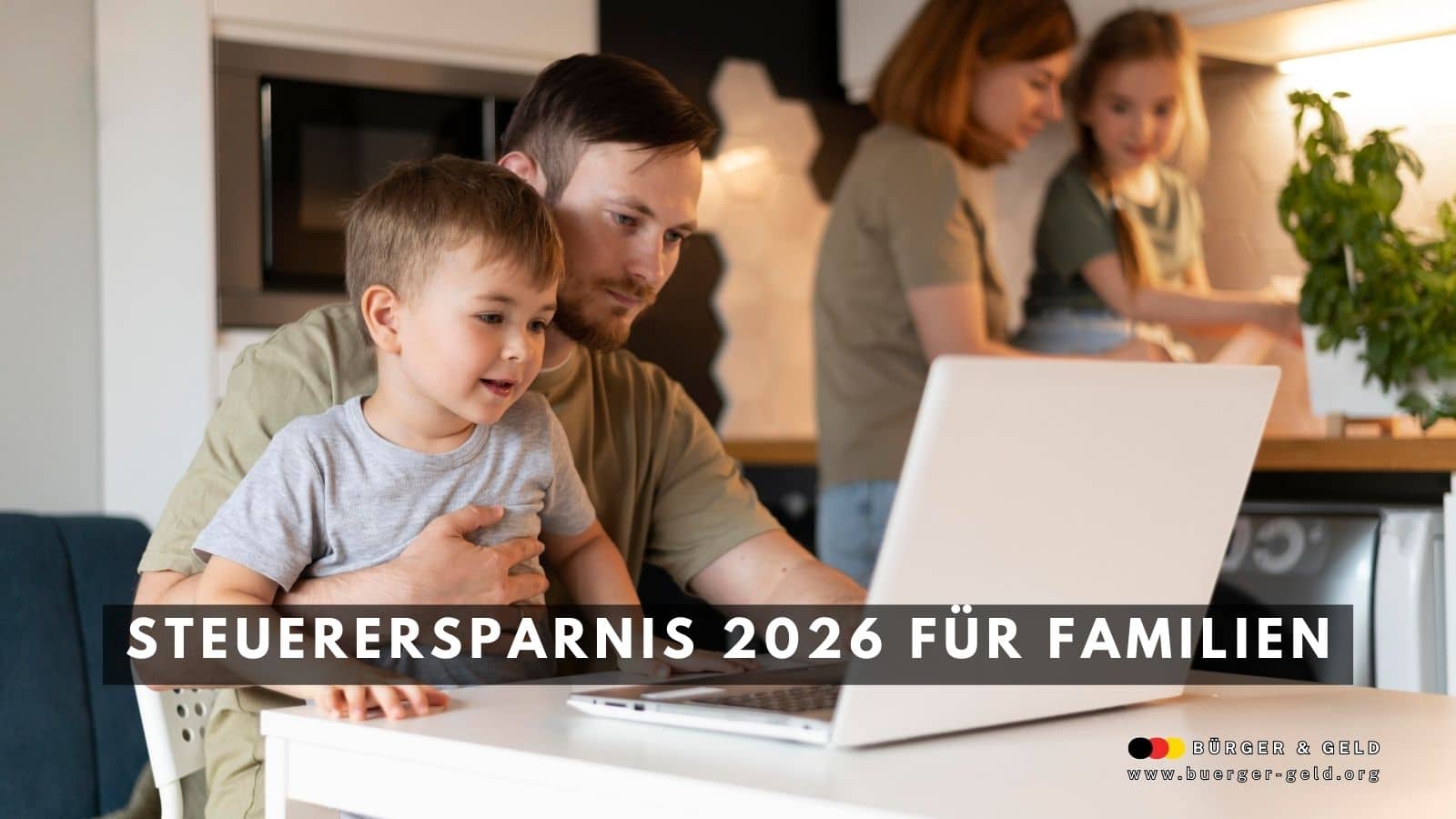Familie zuhause am Laptop bespricht Steuerersparnis 2026, moderner heller Wohnraum, Vater und Sohn im Vordergrund, Mutter und Tochter in der Küche, Fokus auf Steuerberatung für Familien