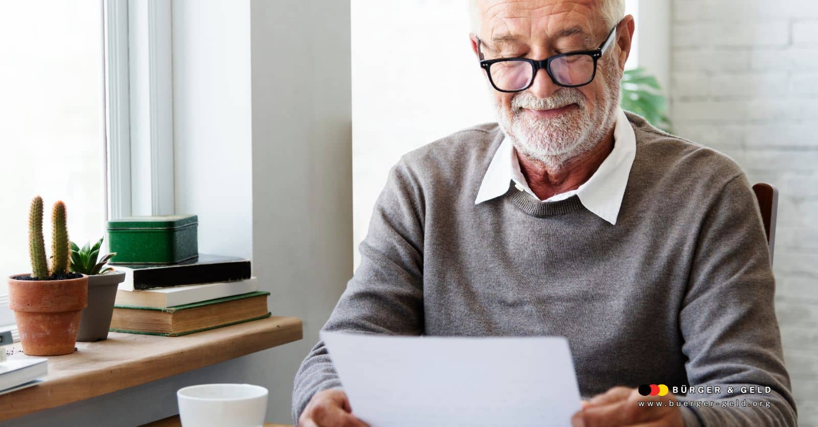 Älterer Mann liest konzentriert einen Brief am Schreibtisch, im Vordergrund Pflanzen und Bücher; Bildsymbol für vorzeitige Rente für schwerbehinderte Menschen ab 2026.