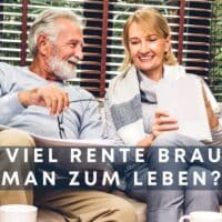 Reicht Ihre Rente wirklich zum Leben? Mit diesen Fakten schützen Sie sich vor bösen Überraschungen im Alter 5 Seniorenpaar sitzt gemeinsam auf dem Sofa und bespricht Rentenunterlagen vor einem großen Fenster – Thema Altersvorsorge und Rentenbedarf.