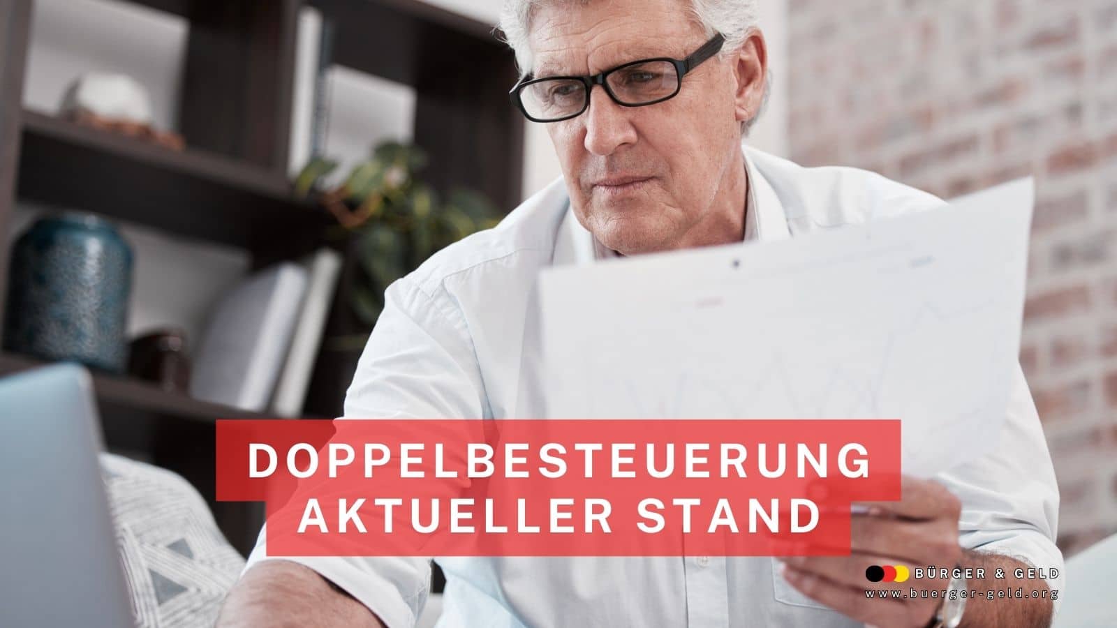 Älterer Mann im Homeoffice prüft Dokumente zur aktuellen Lage der Doppelbesteuerung der Rente – Illustration für Bürger & Geld Nachrichtenmagazin