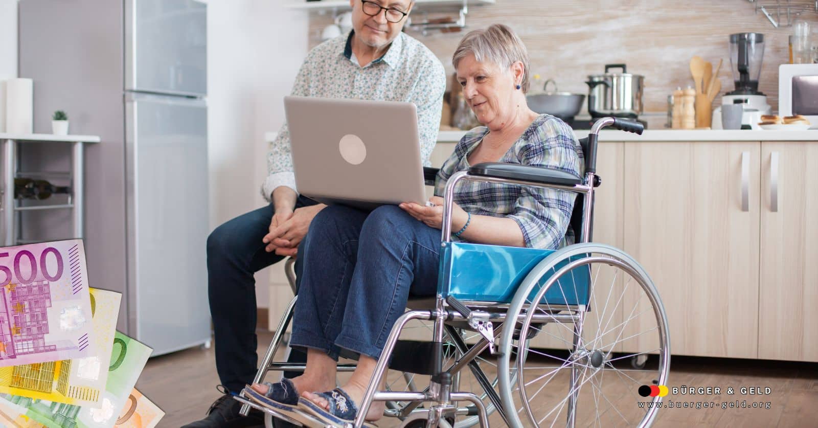 Seniorin im Rollstuhl mit Laptop, unterstützt von einem Mann, in einer modernen Küche; im Vordergrund Scheine Euro-Geld, Symbol für finanzielle Zuschüsse bei Grundsicherung, Pflegegrad und Schwerbehinderung.