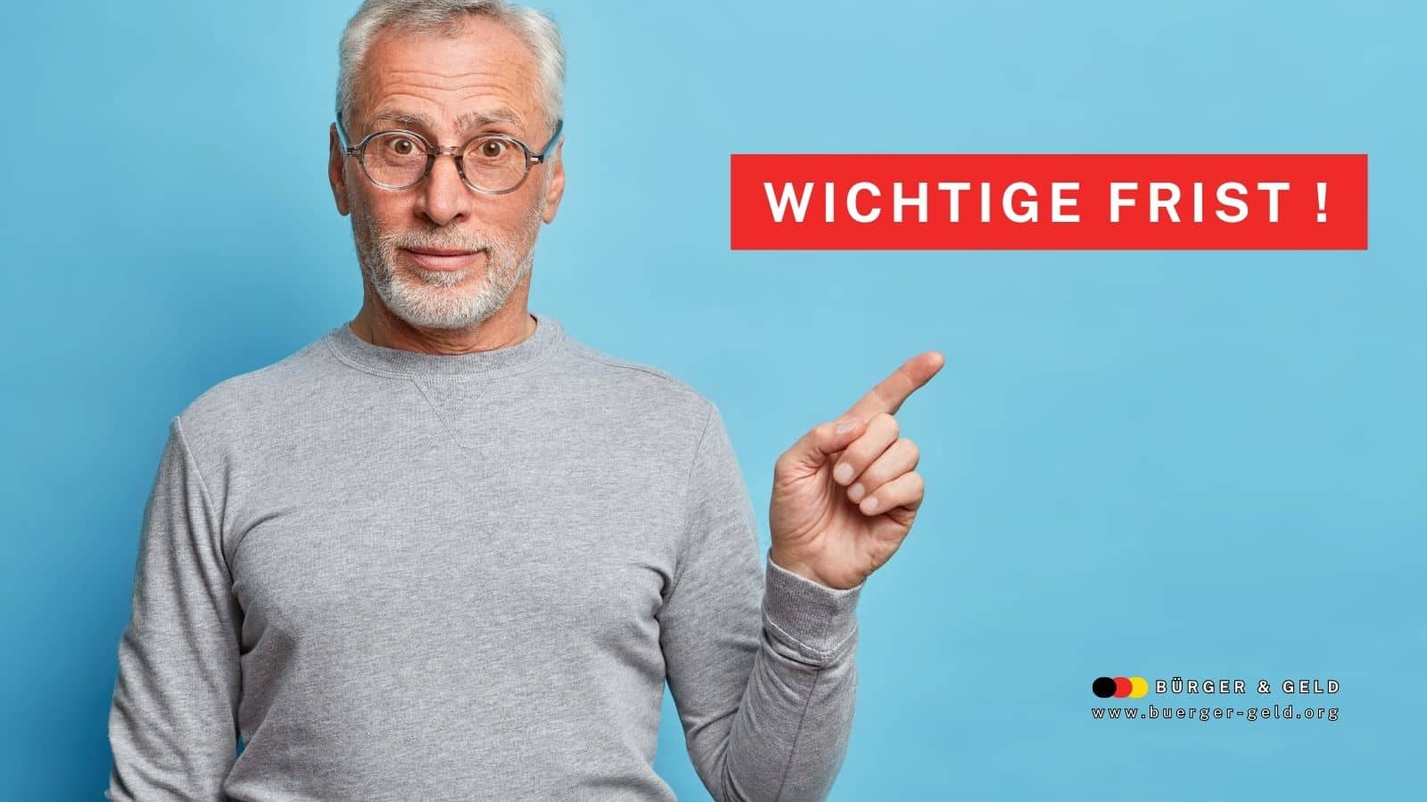 Älterer Mann in grauem Pullover zeigt auf ein rotes Hinweisschild mit dem Text „Wichtige Frist!“. Im Hintergrund ist ein hellblauer Farbverlauf zu sehen; unten rechts das Logo von Bürger & Geld und die Website-Adresse.