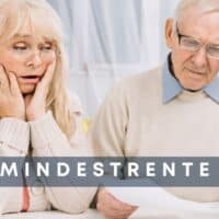 Wie wenig darf ich verdienen, um nur die Mindestrente zu bekommen? Alle Grenzwerte 2025 4 Seniorenpaar prüft gemeinsam Unterlagen zur Mindestrente am Tisch, mit Bürger & Geld Logo im Vordergrund.