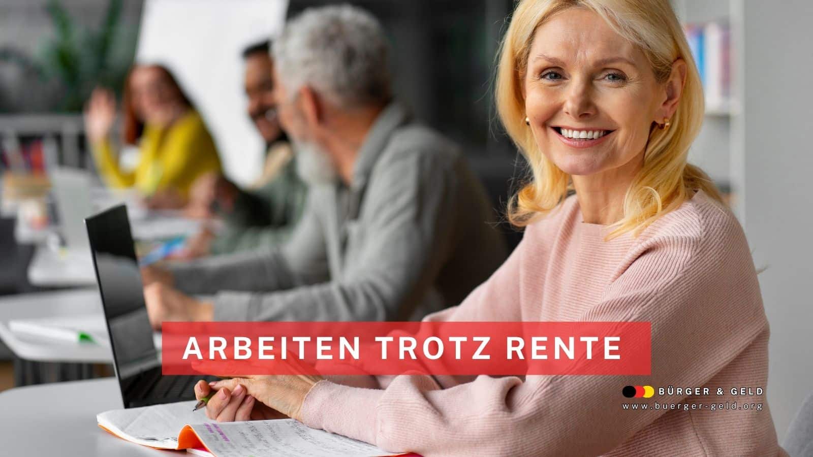 Ältere, lächelnde Frau sitzt mit Laptop und Notizbuch in einem modernen Büro, weitere Senioren im Hintergrund – Symbolbild für Erwerbstätigkeit im Rentenalter.
