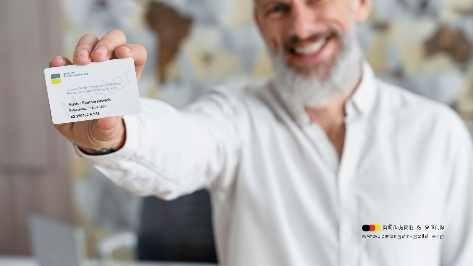 Älterer Mann mit weißem Bart hält einen Rentenausweis der Deutschen Rentenversicherung in die Kamera. Der Fokus liegt auf dem Ausweis, das Gesicht ist unscharf und teils verpixelt. Im Hintergrund ist ein unscharfes Zimmer zu sehen, unten rechts das Logo von Bürger & Geld.