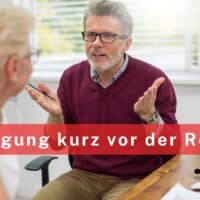 Kündigung kurz vor der Rente: Wie sich jetzt eine höhere Abfindung sichern lässt 5 Zwei ältere Personen diskutieren angespannt in einem modernen Büro, im Vordergrund steht das Thema „Kündigung kurz vor der Rente“ im roten Banner.