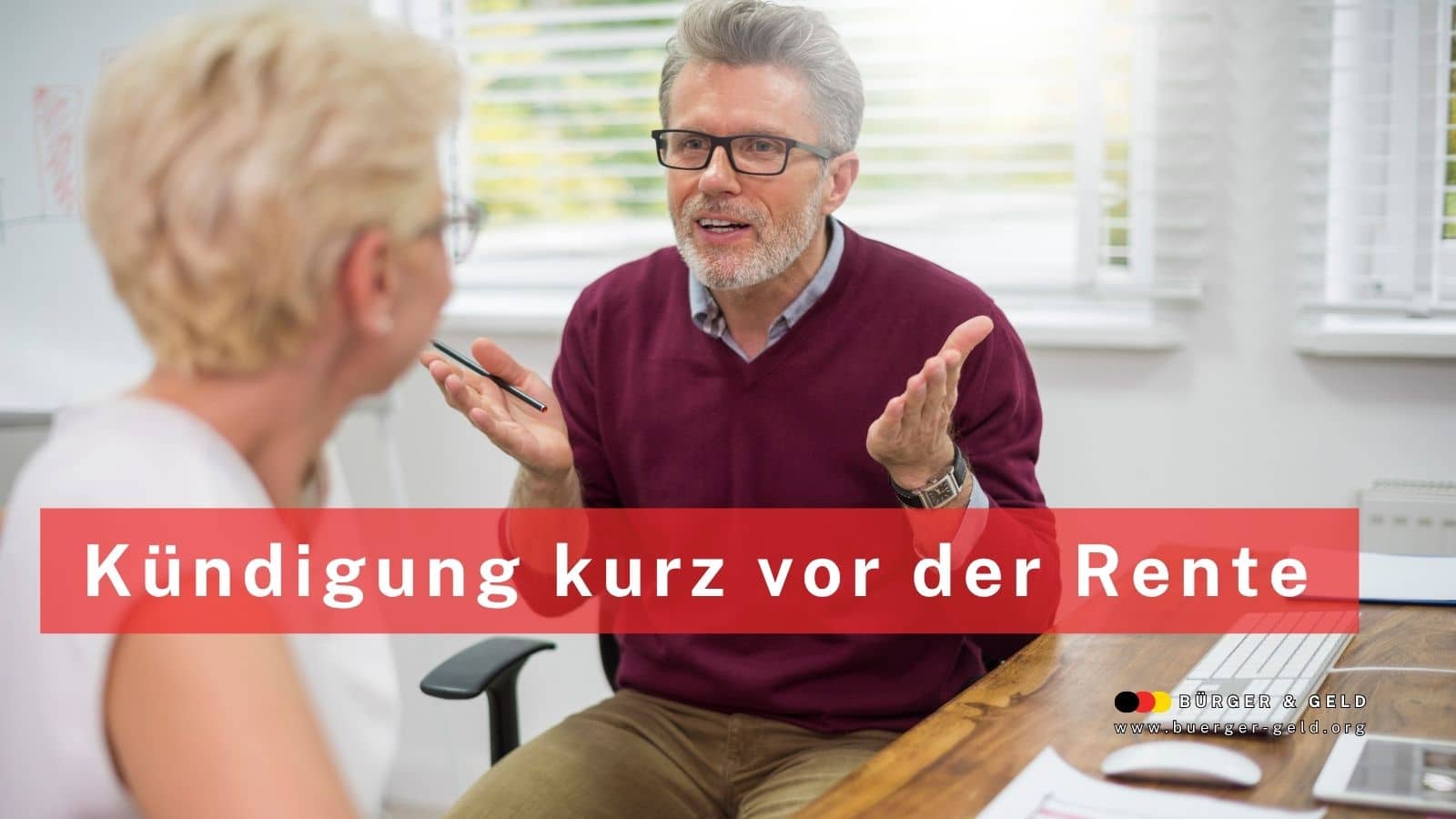 Zwei ältere Personen diskutieren angespannt in einem modernen Büro, im Vordergrund steht das Thema „Kündigung kurz vor der Rente“ im roten Banner.