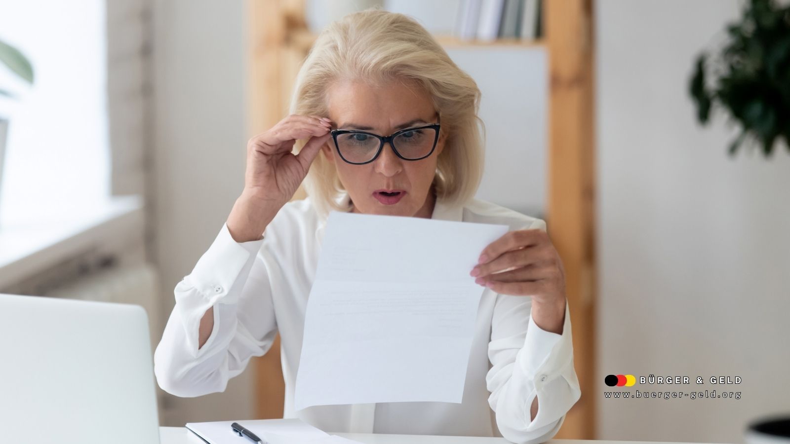 Ältere Frau blickt besorgt auf Brief mit Lebensnachweis 2025 am Schreibtisch, Bürger & Geld Magazin, Rentenstopp droht wegen Fristablauf.