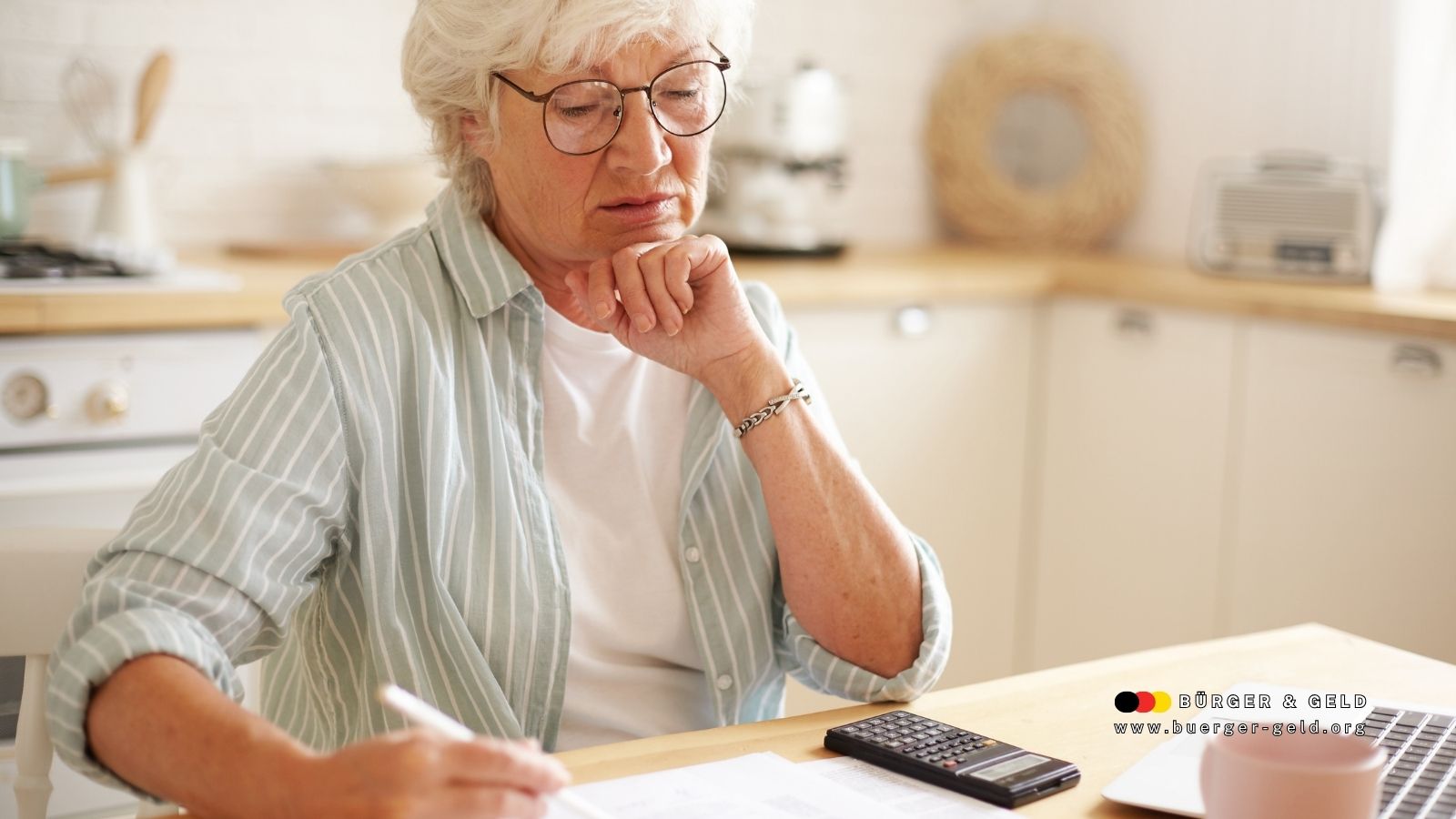 Ältere Frau mit grauem Haar sitzt nachdenklich am Tisch, prüft Rentenunterlagen, verwendet Taschenrechner und Stift; Symbolbild zum Thema Altersrente für schwerbehinderte Menschen in Deutschland.