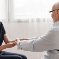 Pflegegrad abgelehnt? Diese Alltagsdetails entscheiden über Erfolg oder Scheitern 5 Senior erhält Unterstützung von junger Pflegekraft und lächelt – Alltagsbetreuung im Rahmen der Pflegegrad-Begutachtung, Bürger & Geld Magazin