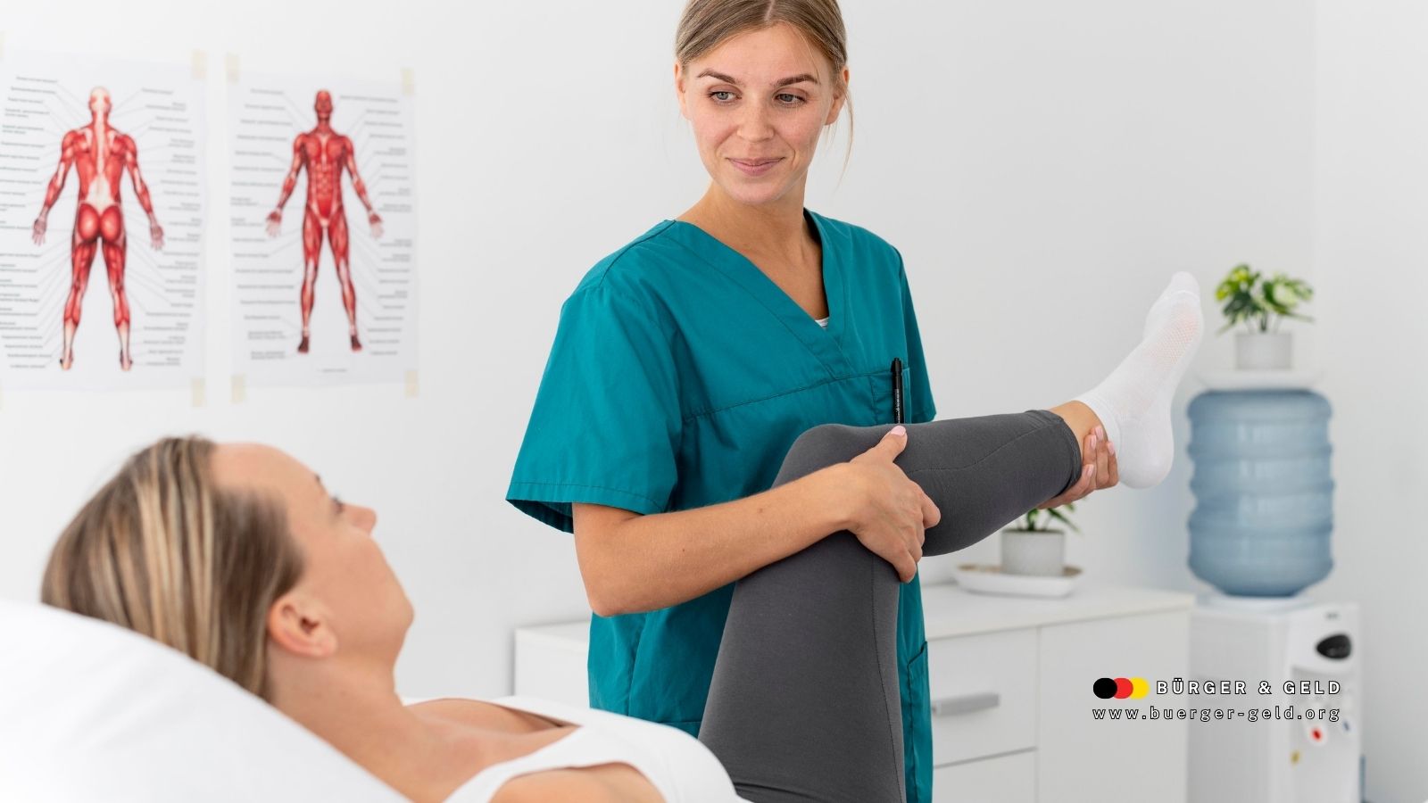Physiotherapeutin unterstützt Patientin bei Reha-Übung im Behandlungsraum, im Hintergrund sind anatomische Poster zu sehen.