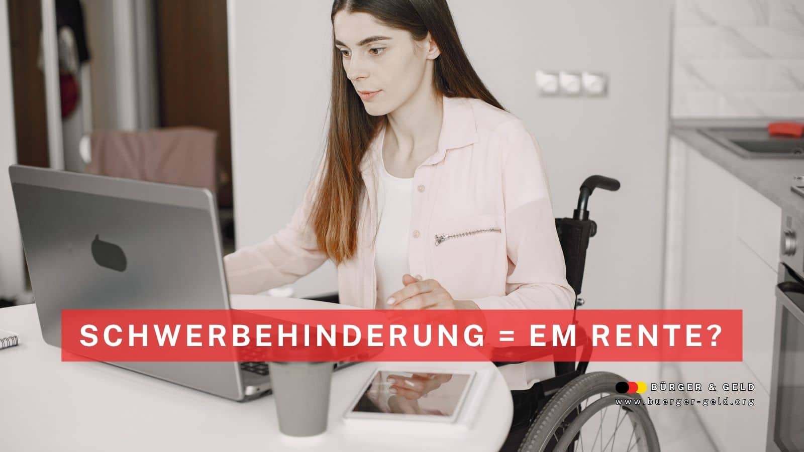Frau im Rollstuhl arbeitet an einem Laptop in einer modernen Küche. Im Vordergrund steht der Text „Schwerbehinderung = EM Rente?“. Symbolbild für die Verbindung von Schwerbehinderung und Erwerbsminderungsrente, verwendet vom Nachrichtenmagazin Bürger & Geld.