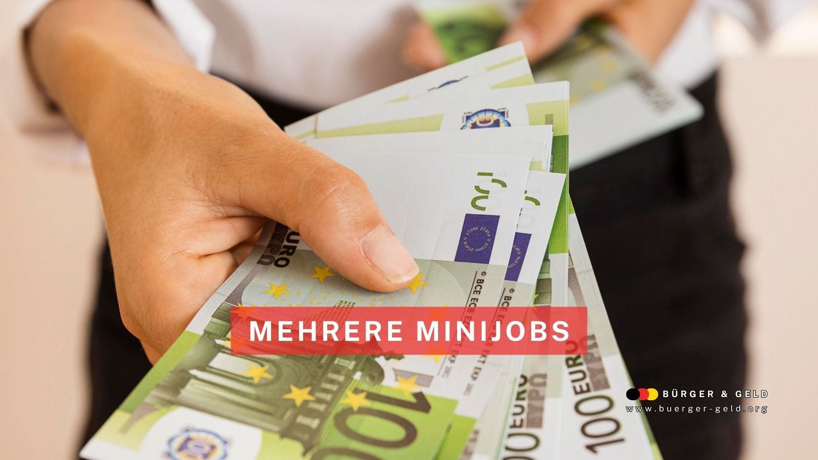 Hand hält mehrere 100-Euro-Scheine, Symbol für zusätzliches Einkommen durch mehrere Minijobs 2026