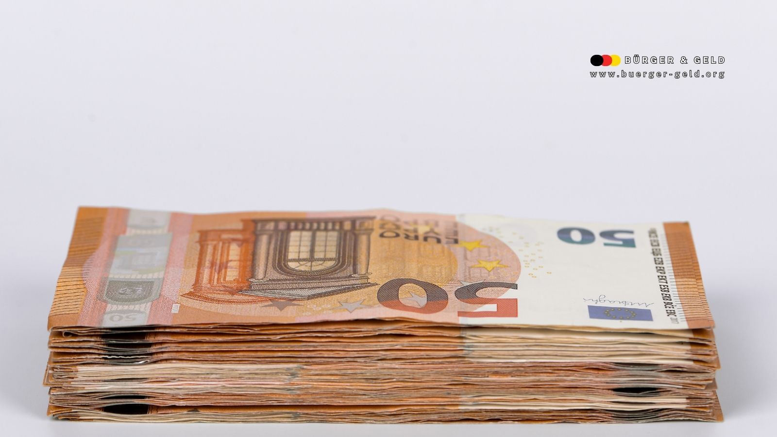 Stapel aus fünfzig Euro Scheinen, symbolisiert finanzielle Debatte um Bürgergeld-Kürzungen in Deutschland, aufgenommen für buerger-geld.org