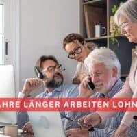 So viel mehr Rente: Zwei Jahre länger arbeiten lohnt sich! 4 Ältere Arbeitnehmerinnen und Arbeitnehmer arbeiten gemeinsam in einem modernen Büro, für den Artikel „Zwei Jahre länger arbeiten lohnt sich“ auf Bürger & Geld. Das Bild zeigt Motivation und Zusammenhalt im Team bei späterem Renteneintritt.