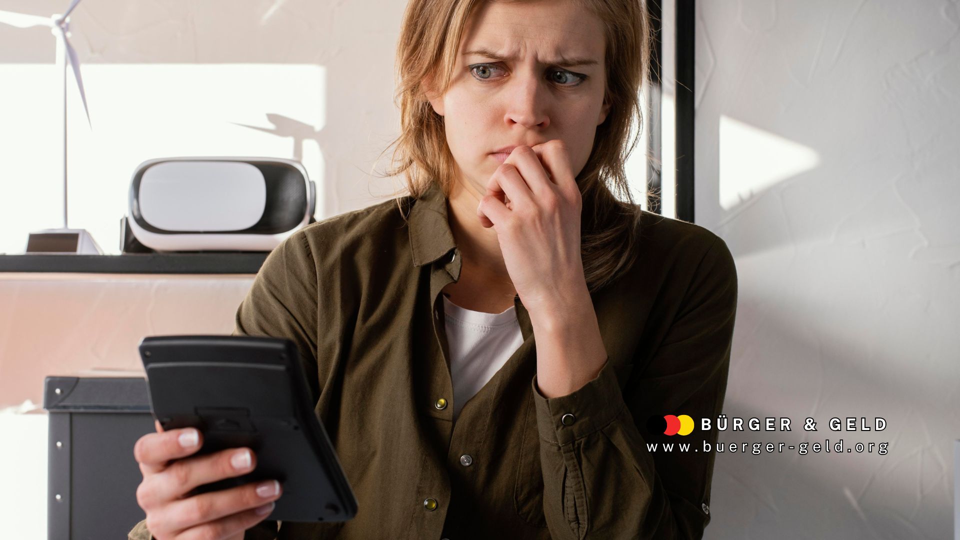 Besorgte Frau mit Taschenrechner prĂĽft Witwenrente und Arbeitszeit, BĂĽrger & Geld Magazin