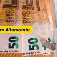 1.800 Euro Altersrente: Was bleibt 2026 netto? 4 Älterer Mann vor Euro-Banknoten weist auf Schriftzug: 1.800 Euro Altersrente – was bleibt netto übrig?
