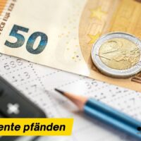 Wenn Schulden in die Rente folgen: So viel darf wirklich gepfändet werden 5 Euro-Scheine und Münzen auf Kontounterlagen, Symbol für die Pfändung der Altersrente und finanzielle Sorgen im Ruhestand.