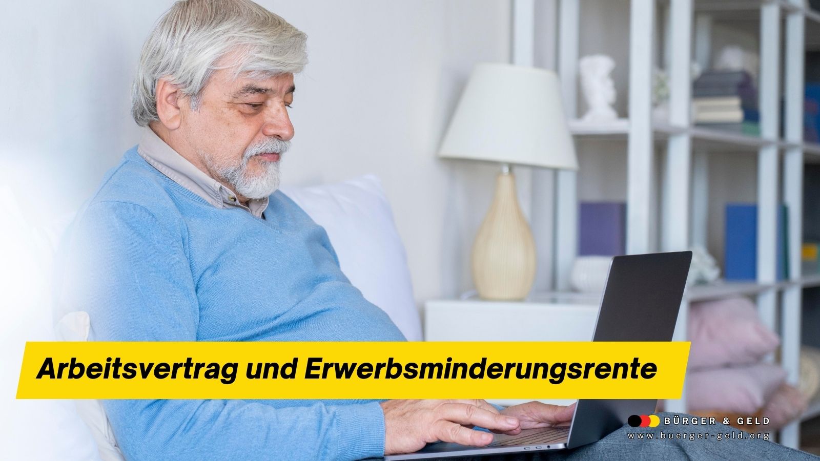 Älterer Mann sitzt im Wohnzimmer mit Laptop und beschäftigt sich mit dem Thema Arbeitsvertrag und Erwerbsminderungsrente. Im Vordergrund gelber Banner mit Aufschrift „Arbeitsvertrag und Erwerbsminderungsrente“.
