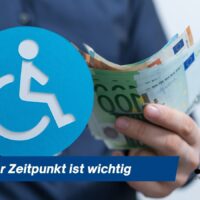 Verlängerung abgelehnt, Rente in Gefahr? Warum der Zeitpunkt für einen Schwerbehindertenausweis wichtig ist 5 Person hält ein Rollstuhlsymbol und mehrere Euro-Geldscheine in der Hand – Symbolbild für Rente bei Schwerbehinderung und wie wichtig der richtige Zeitpunkt ist.
