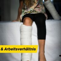 EM-Rente bewilligt: Muss jetzt der Job weg? 5 Frau mit Gipsbein und Arm im Krankenhausbett – Thema Erwerbsminderungsrente und Arbeitsverhältnis, Bürger & Geld Nachrichtenmagazin