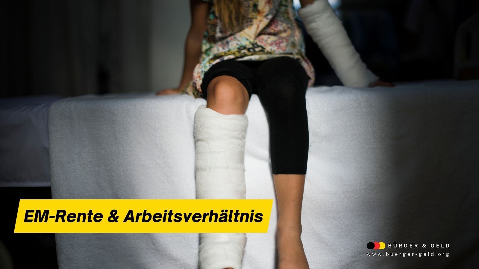 Frau mit Gipsbein und Arm im Krankenhausbett – Thema Erwerbsminderungsrente und Arbeitsverhältnis, Bürger & Geld Nachrichtenmagazin