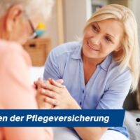 Pflegekosten 2026: Das Sicherheitsnetz, das viele Senioren retten muss 4 Ältere Frau erhält einfühlsame Unterstützung durch Pflegerin im Wohnzimmer – Symbolbild für die Grenzen der gesetzlichen Pflegeversicherung und steigende Eigenanteile bei Pflegekosten.