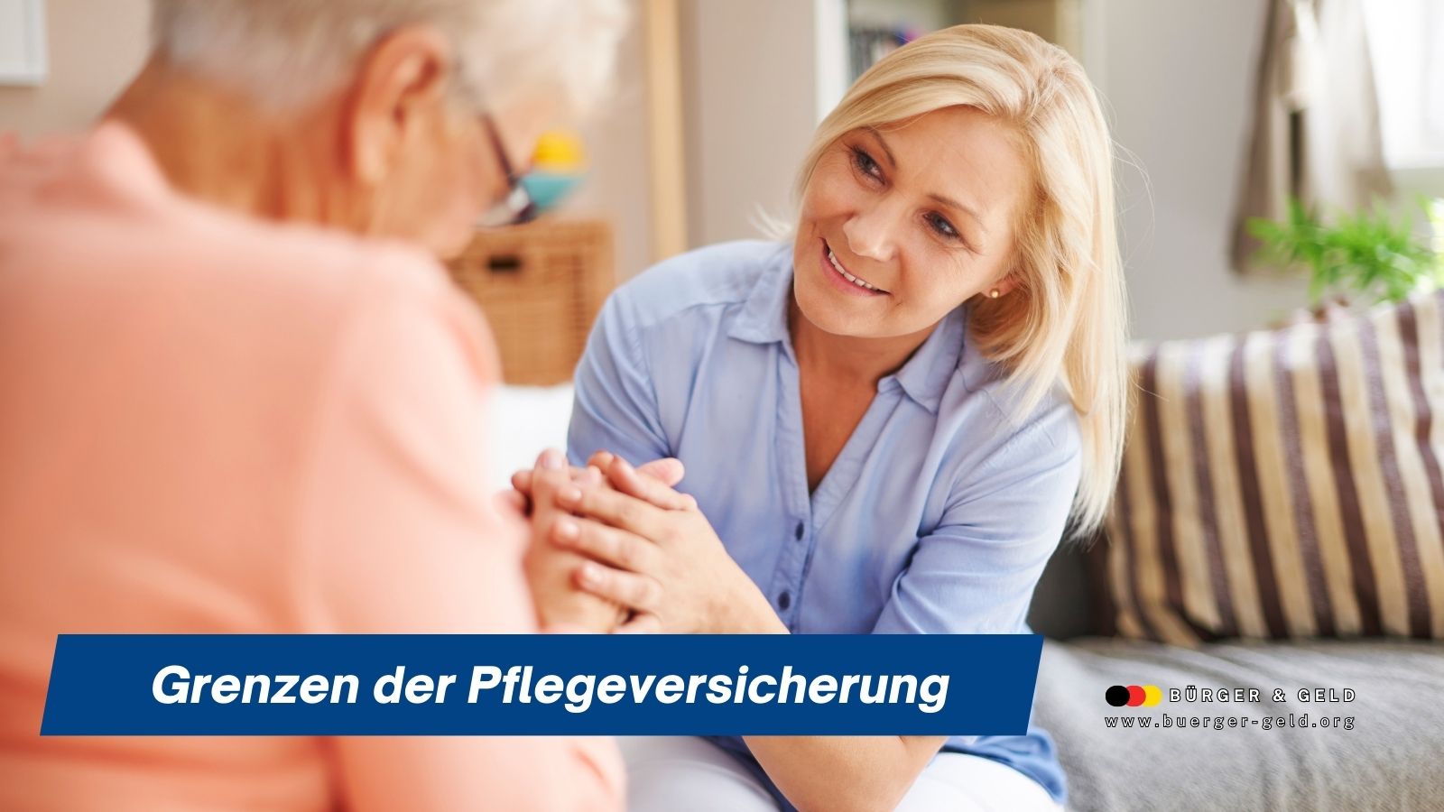 Ältere Frau erhält einfühlsame Unterstützung durch Pflegerin im Wohnzimmer – Symbolbild für die Grenzen der gesetzlichen Pflegeversicherung und steigende Eigenanteile bei Pflegekosten.