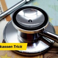 Zusatzbeitrag Trick: So schützen Sie sich vor unnötigen Krankenkassen-Kosten 4 Stethoskop auf Euro-Geldscheinen und Rezept – Symbol für steigende Krankenkassen-Zusatzbeiträge und Kostenfalle für Beitragszahler.