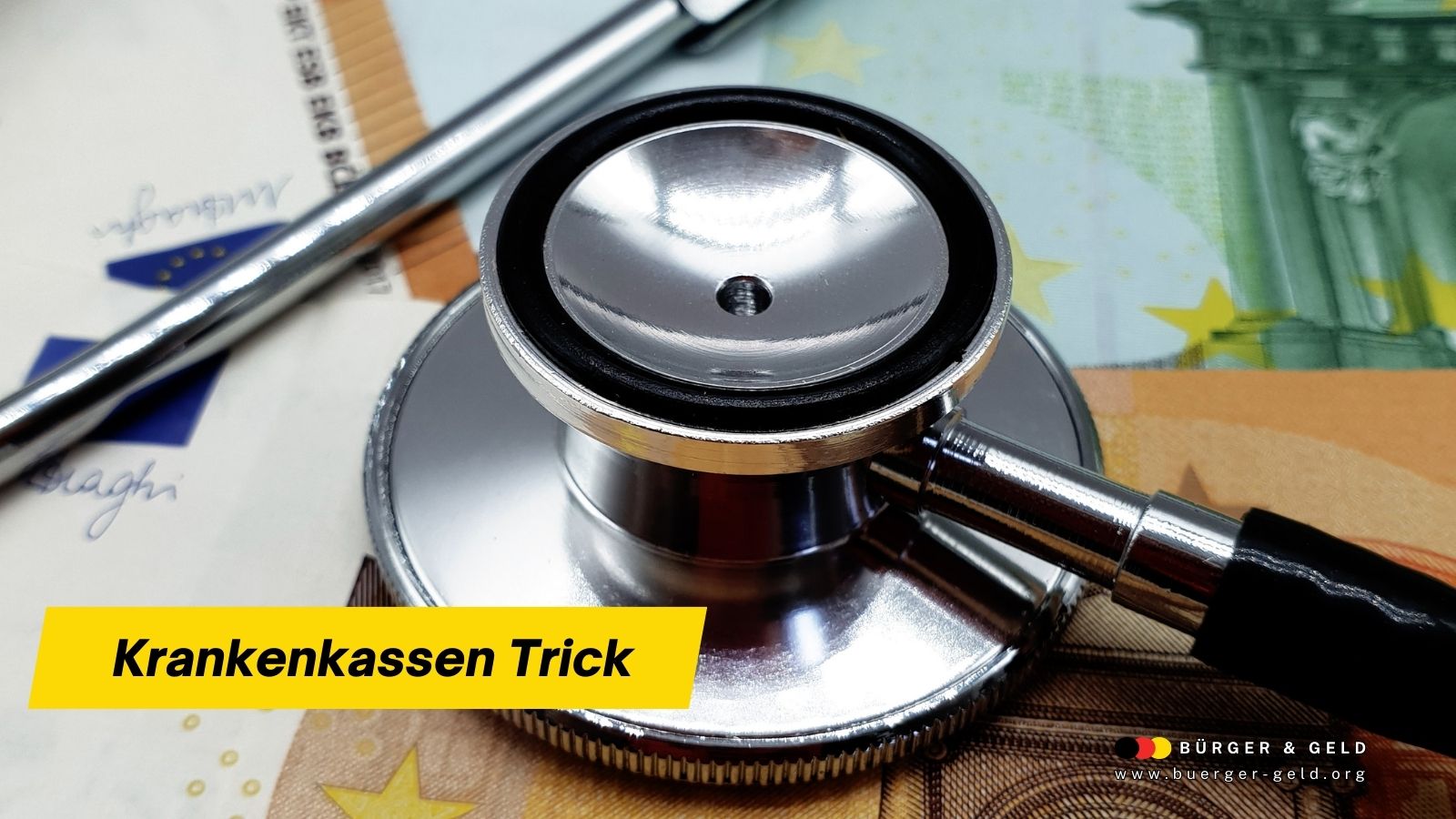 Stethoskop auf Euro-Geldscheinen und Rezept – Symbol für steigende Krankenkassen-Zusatzbeiträge und Kostenfalle für Beitragszahler.