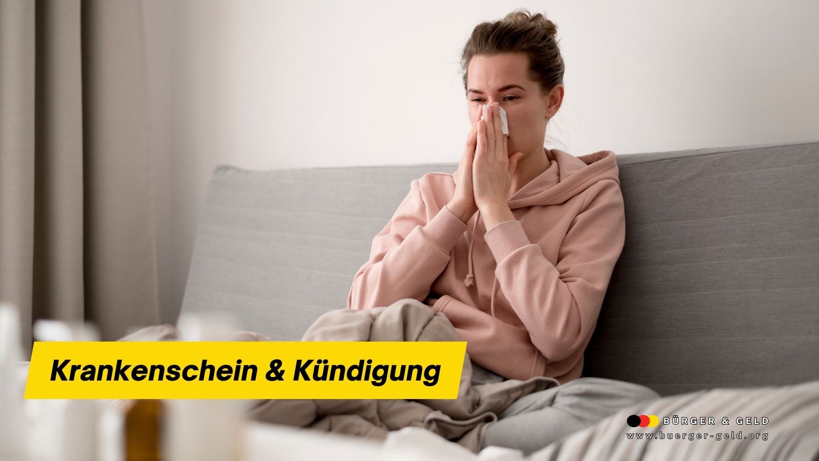 Frau mit Krankenschein sitzt sorgenvoll auf dem Sofa nach Kündigung – Bürger & Geld Ratgeber zu Arbeitsunfähigkeit und Jobverlust