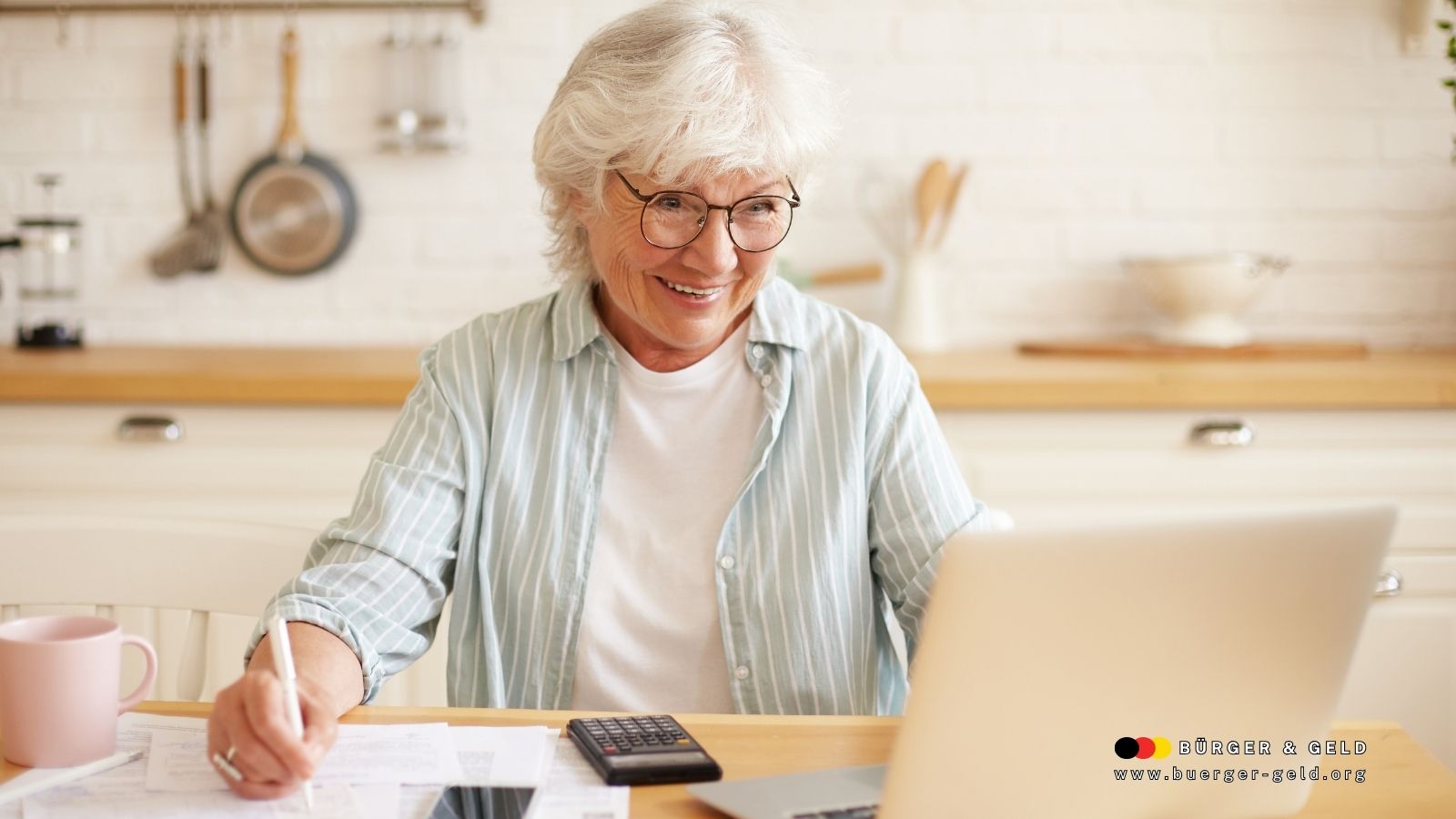 Rentnerin sitzt am Küchentisch und prüft Unterlagen zur Krankenversicherung im Ruhestand, während sie mit Taschenrechner die Kosten kalkuliert; Bürger & Geld Nachrichtenportal Logo sichtbar.