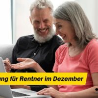 Mehr Geld für Rentner: Wer bekommt im Dezember 2025 mehr Geld? 5 Älteres Ehepaar sitzt gemeinsam auf dem Sofa und überprüft am Laptop die Rentennachzahlung für Dezember 2025; Symbolbild für Rentenerhöhung und finanzielle Unterstützung im Alter.