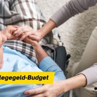 Pflegegeld 2026: Familien profitieren vom neuen Pflegegeld-Budget – was ändert sich? 5 Pflegekraft hält die Hände eines Senioren – Symbol für neues gemeinsames Pflegegeld-Budget ab 2026 und mehr Unterstützung für Angehörige