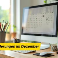 Dezember 2025: Neue Regeln für Rente, Beiträge & Fristen – Das ändert sich jetzt! 4 Monitor mit digitalem Kalender und Schreibtisch im modernen Homeoffice, Schriftzug „Rente: Änderungen im Dezember“, Symbolbild für Rentenreformen und gesetzliche Veränderungen.
