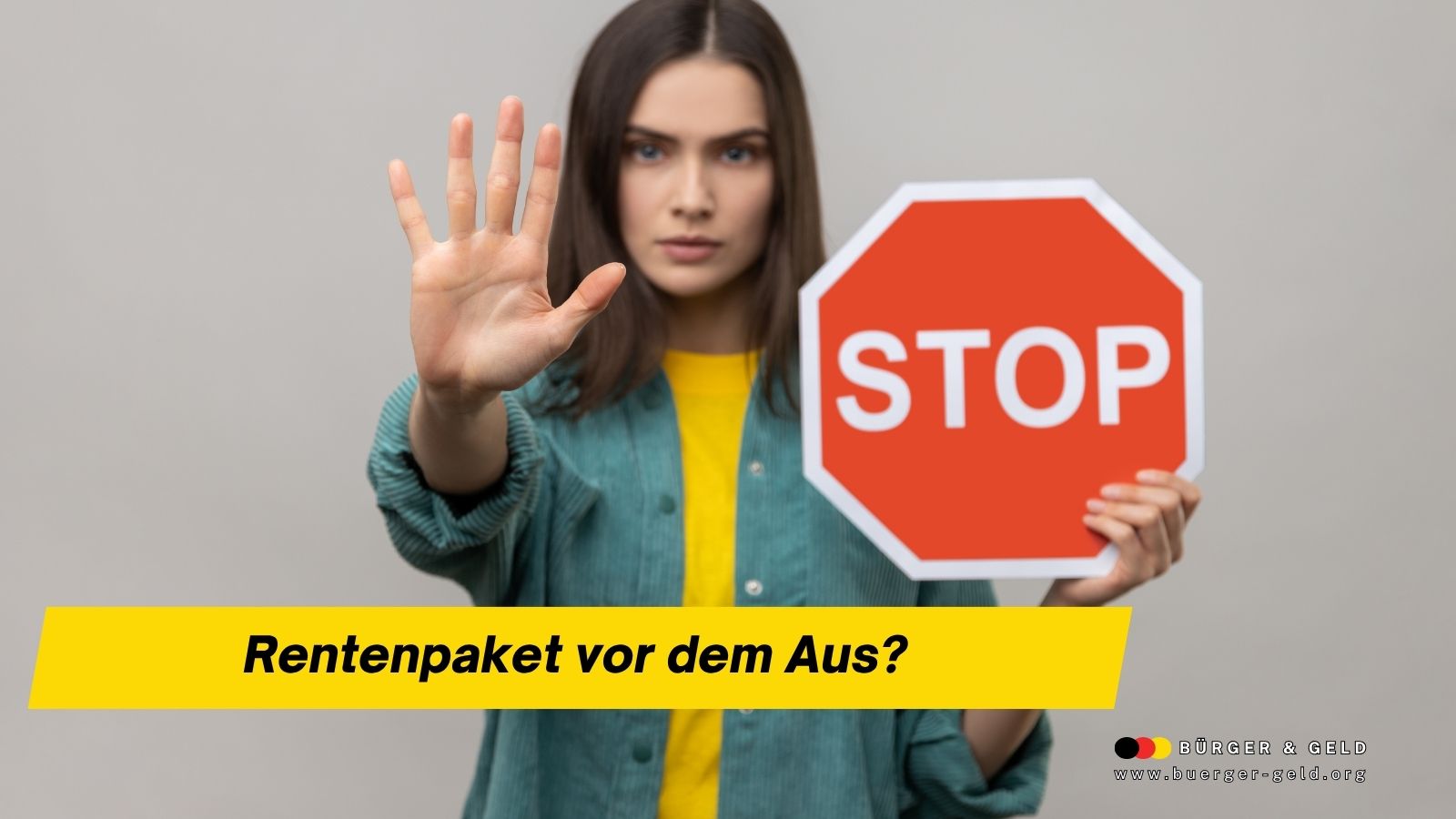 Frau mit erhobener Hand und STOP-Schild signalisiert Protest gegen politische Entscheidungen und soziale Einschränkungen